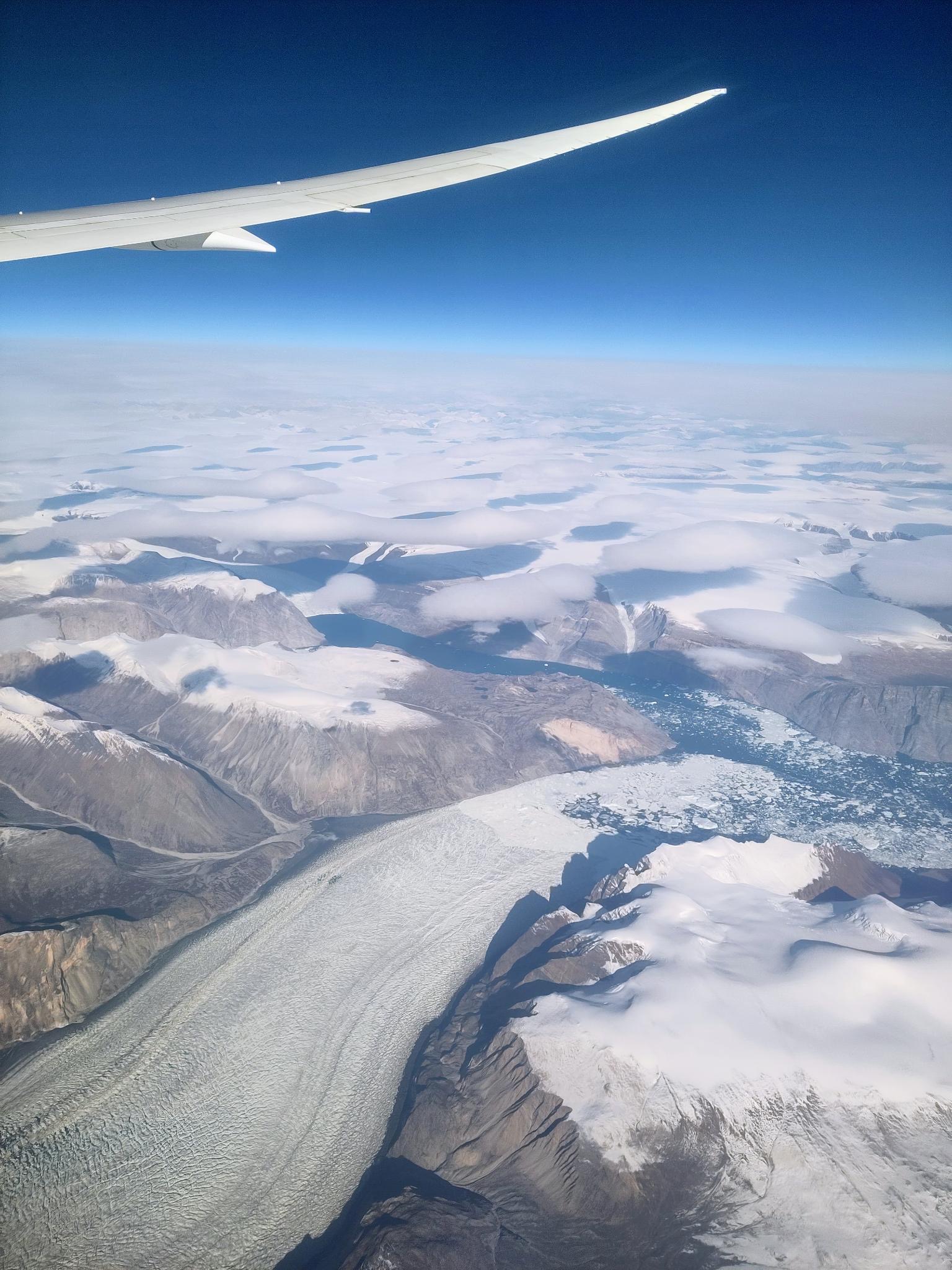 een gletsjer in Groenland met wattenwolkjes