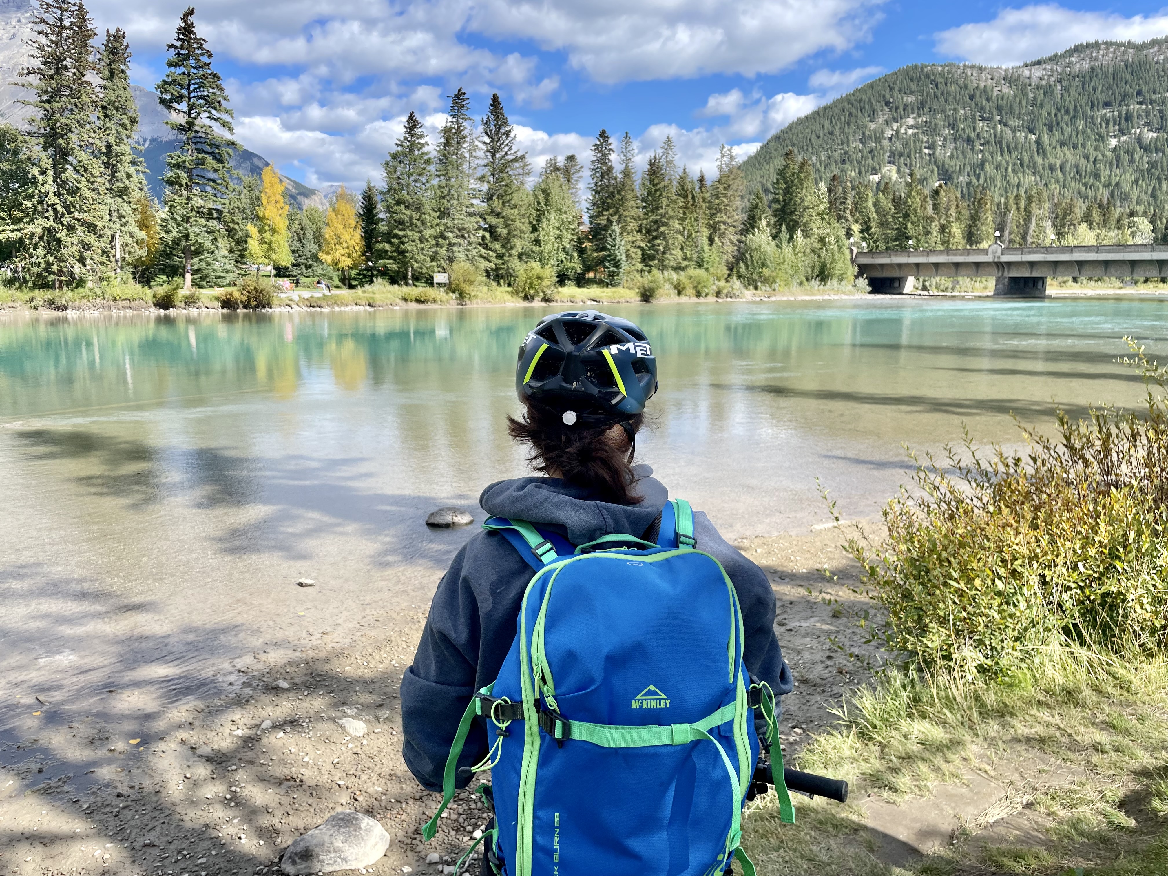 Ies kijkt uit over het turquoise water