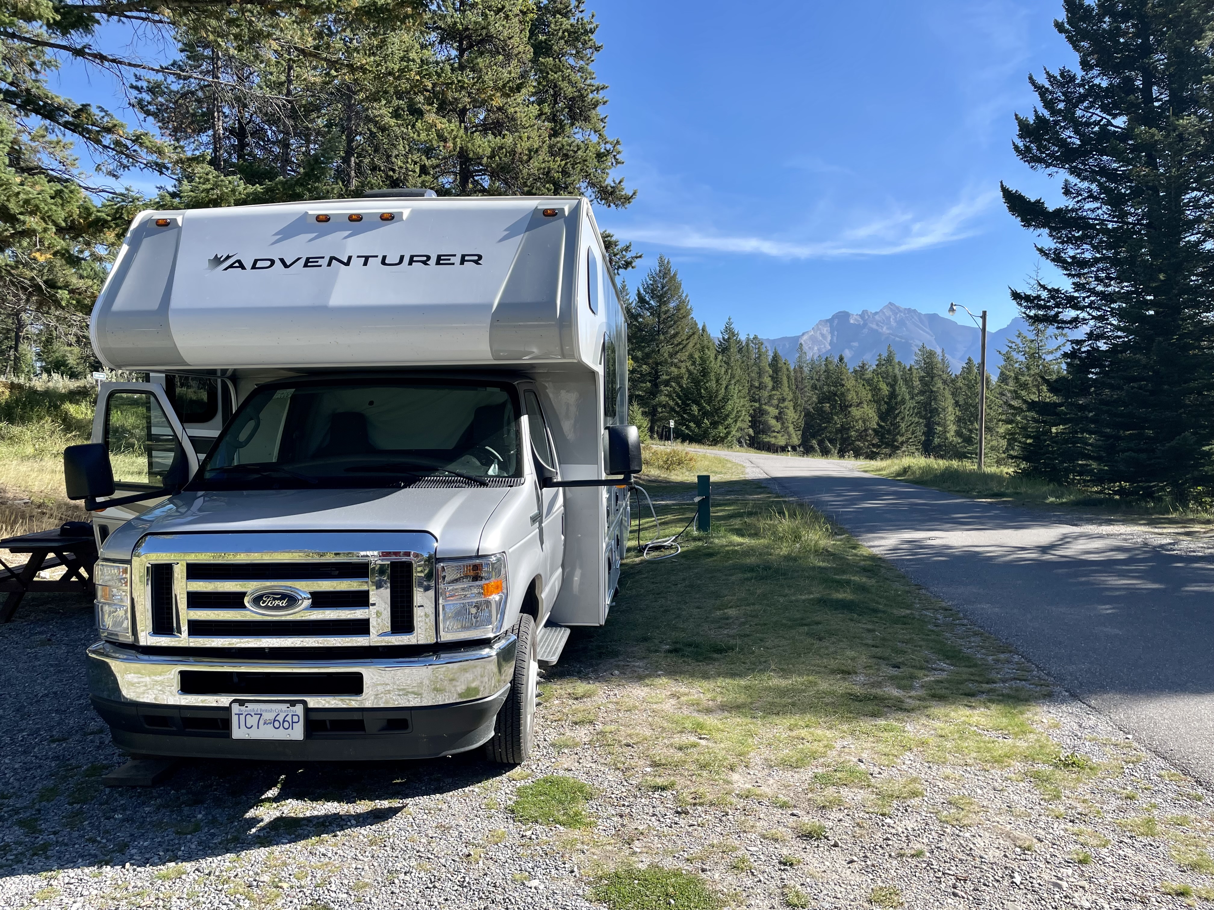 camper en uitzicht op de camping