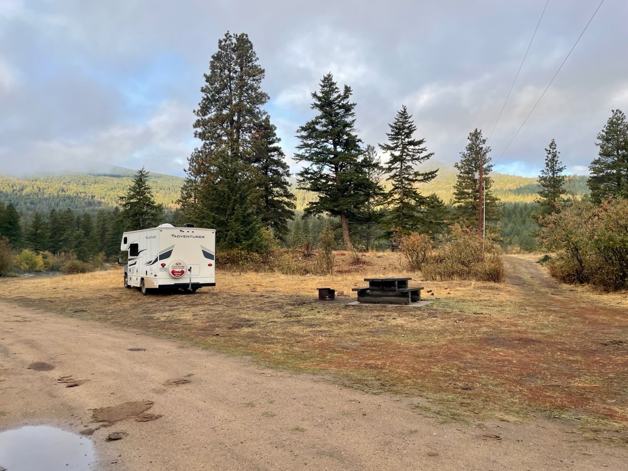 kamper omringt door poep op rec site