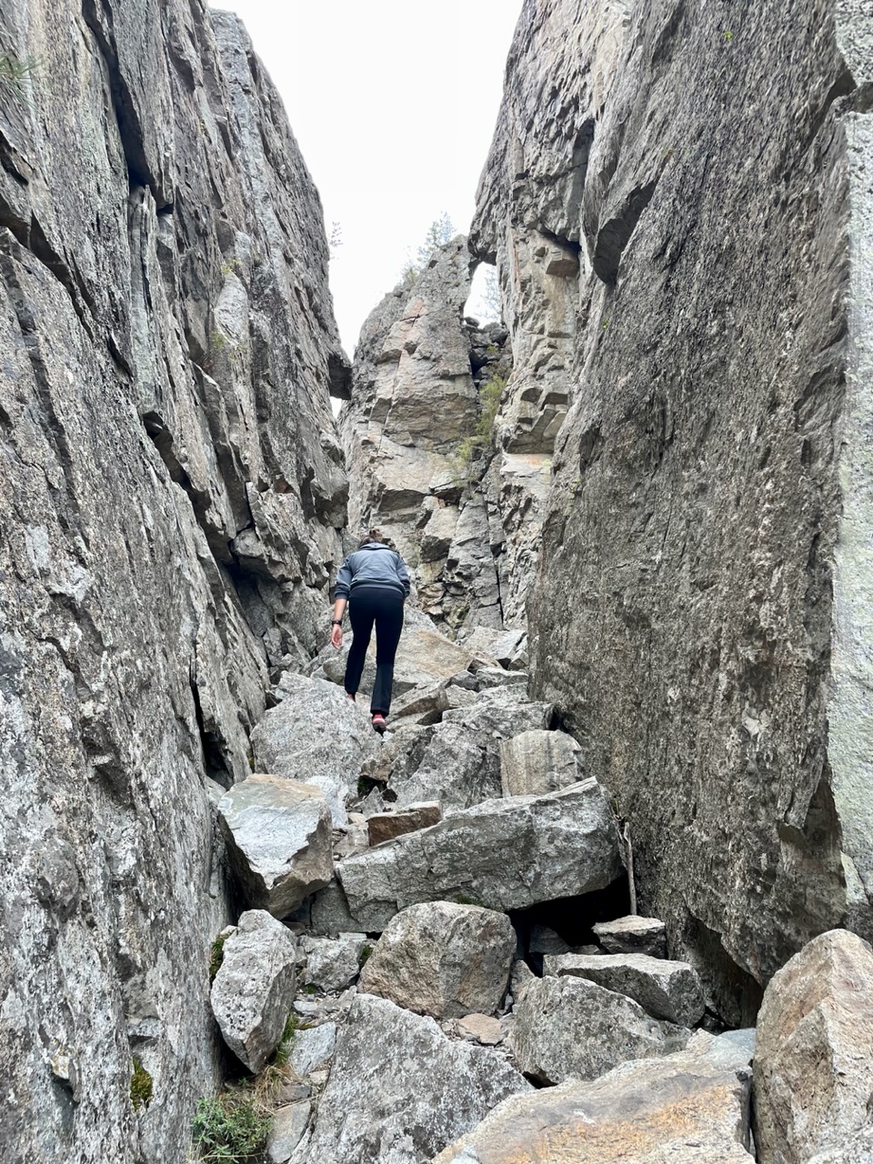 ies klautert over de rotsen