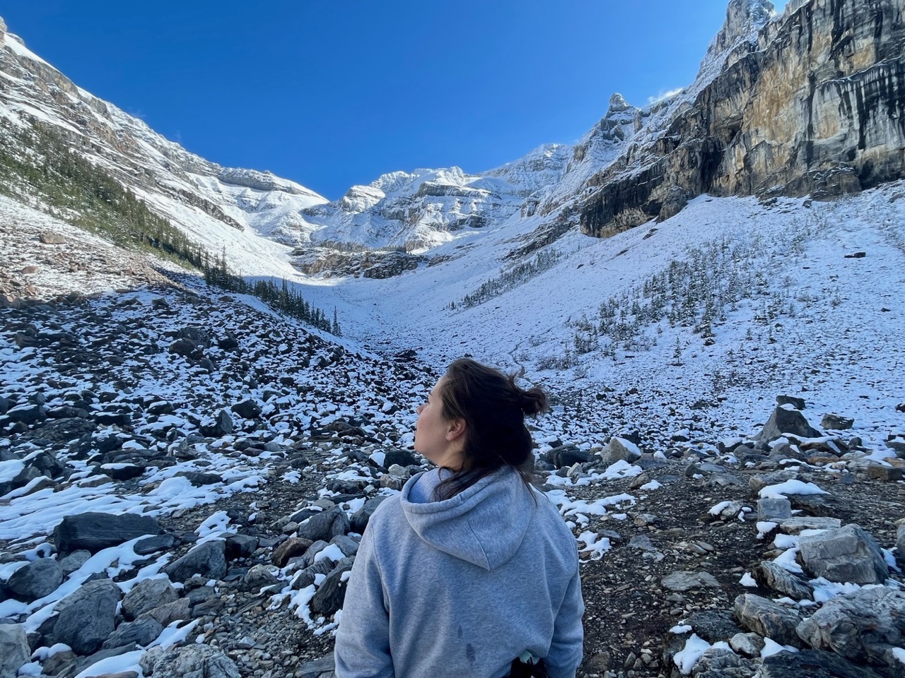 Ies bekijkt de gletsjer