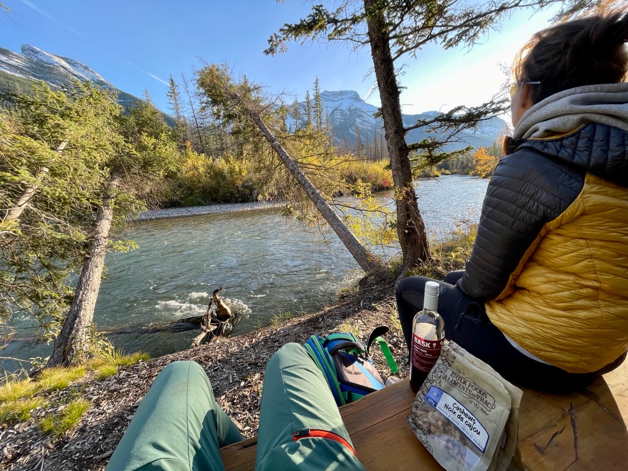 wijn en nootjes bij de beek