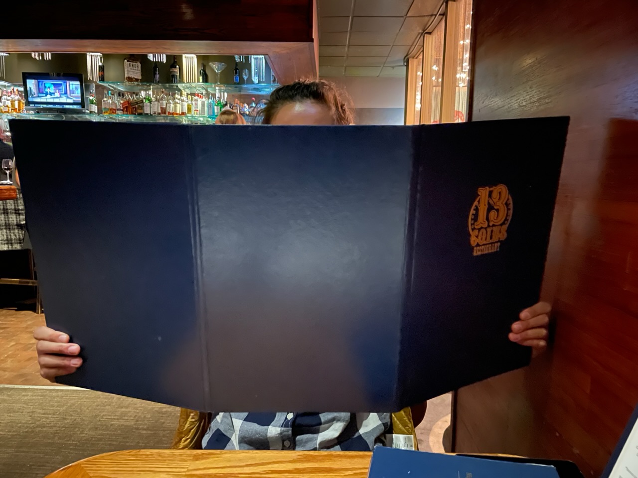 Ies achter een groot menu