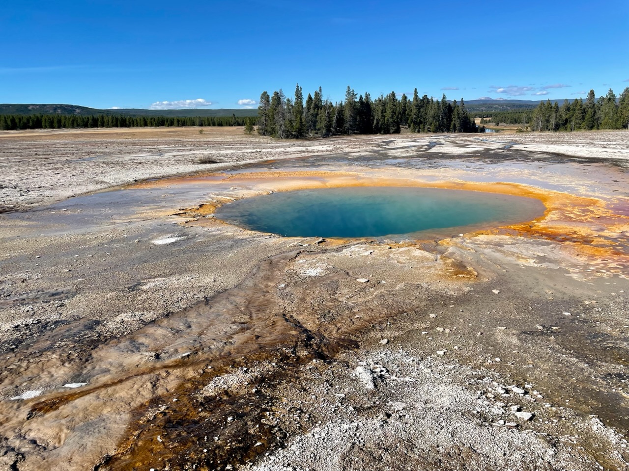 groen blauwe poel bij Midway Geyser Basin die lijkt op de grand prismatic one