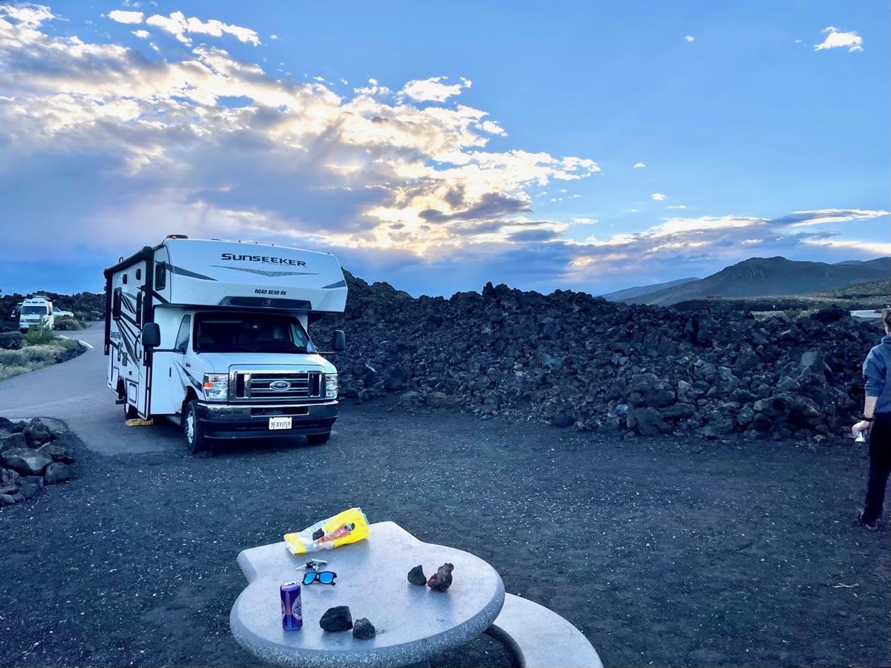 camper tussen het lavagesteente