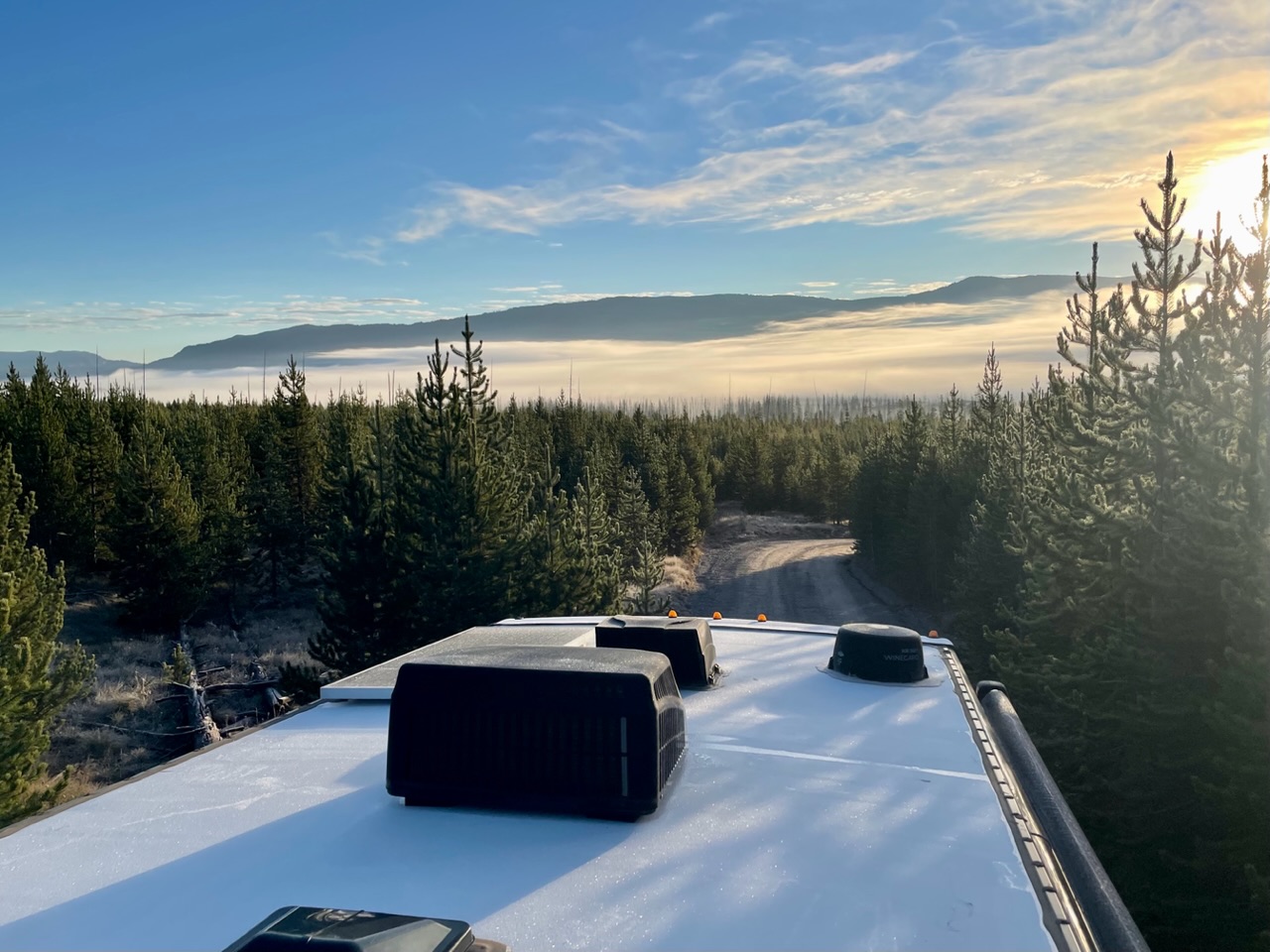 kamper met rijp op het dak