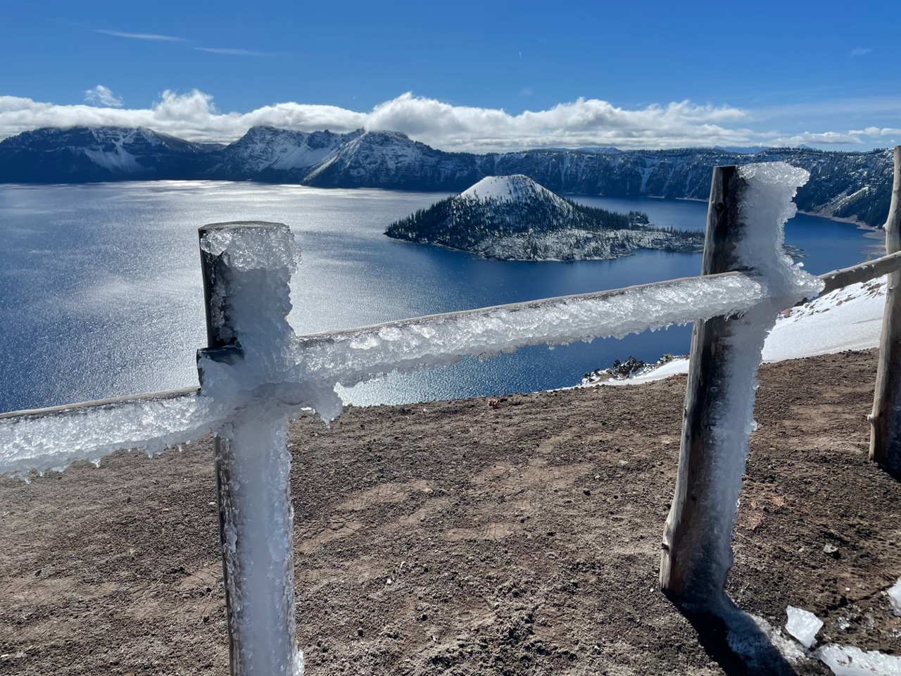 ijs aan het hek bij crater lake