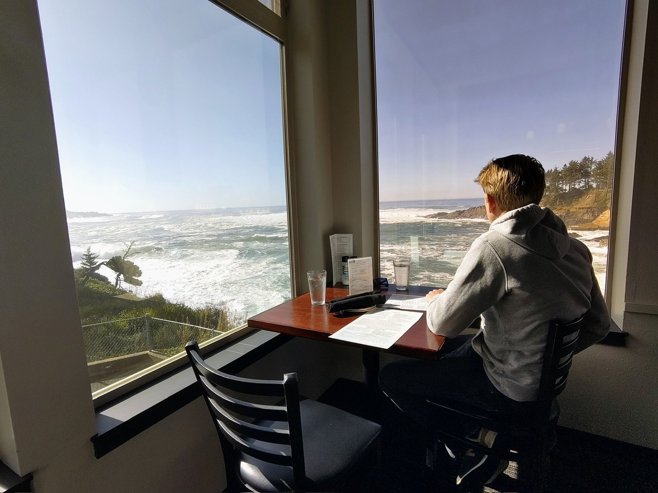 Ro in restaurant voor het raam