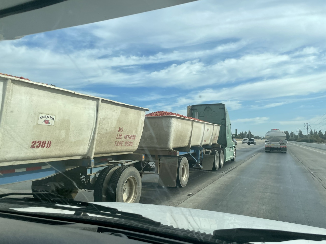 vrachtwagen met tomaten
