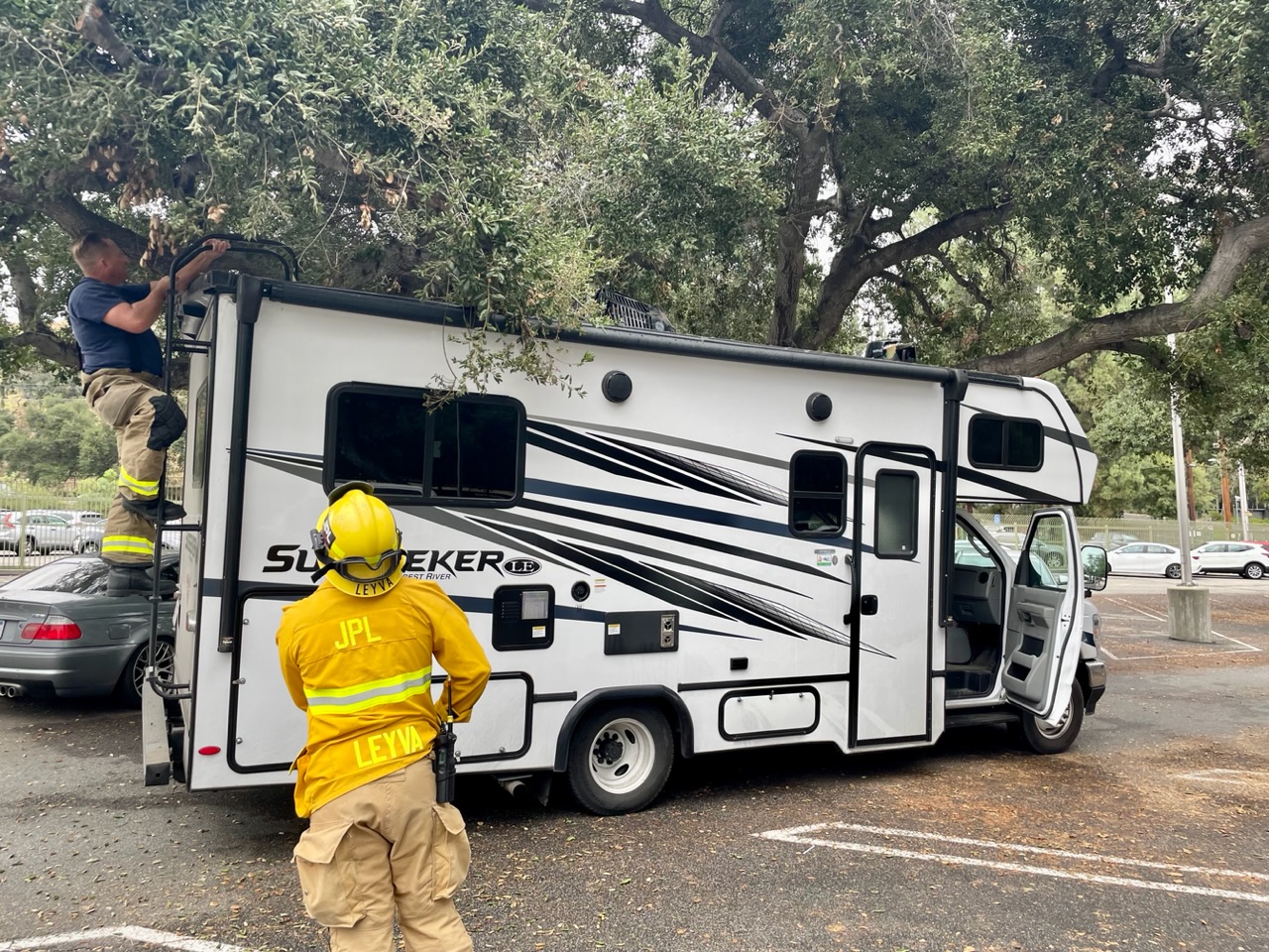 bus tak zijkant en branndweermanen