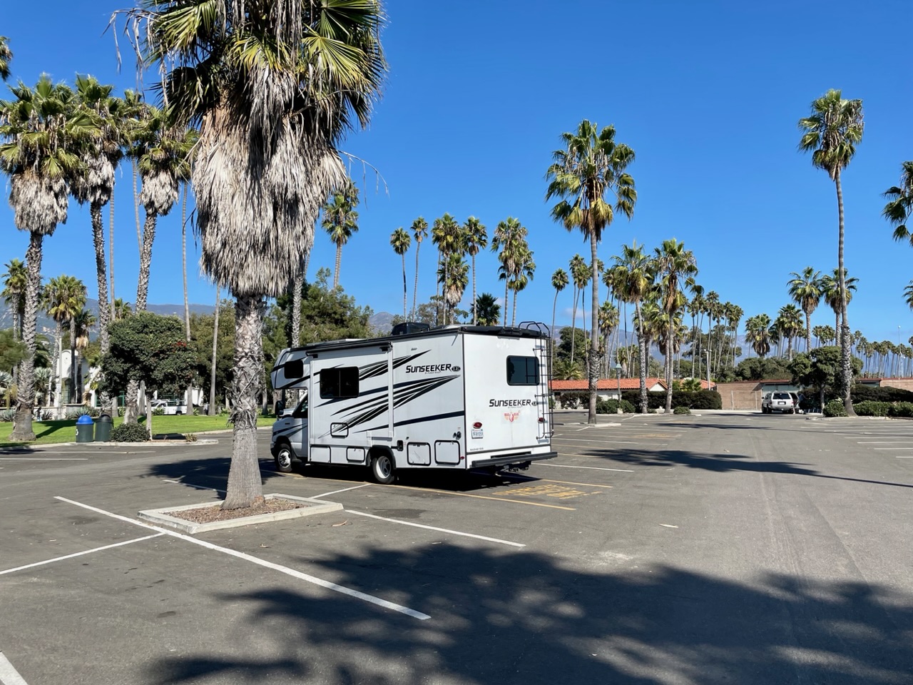 camper op parkeerplaats santa barbara