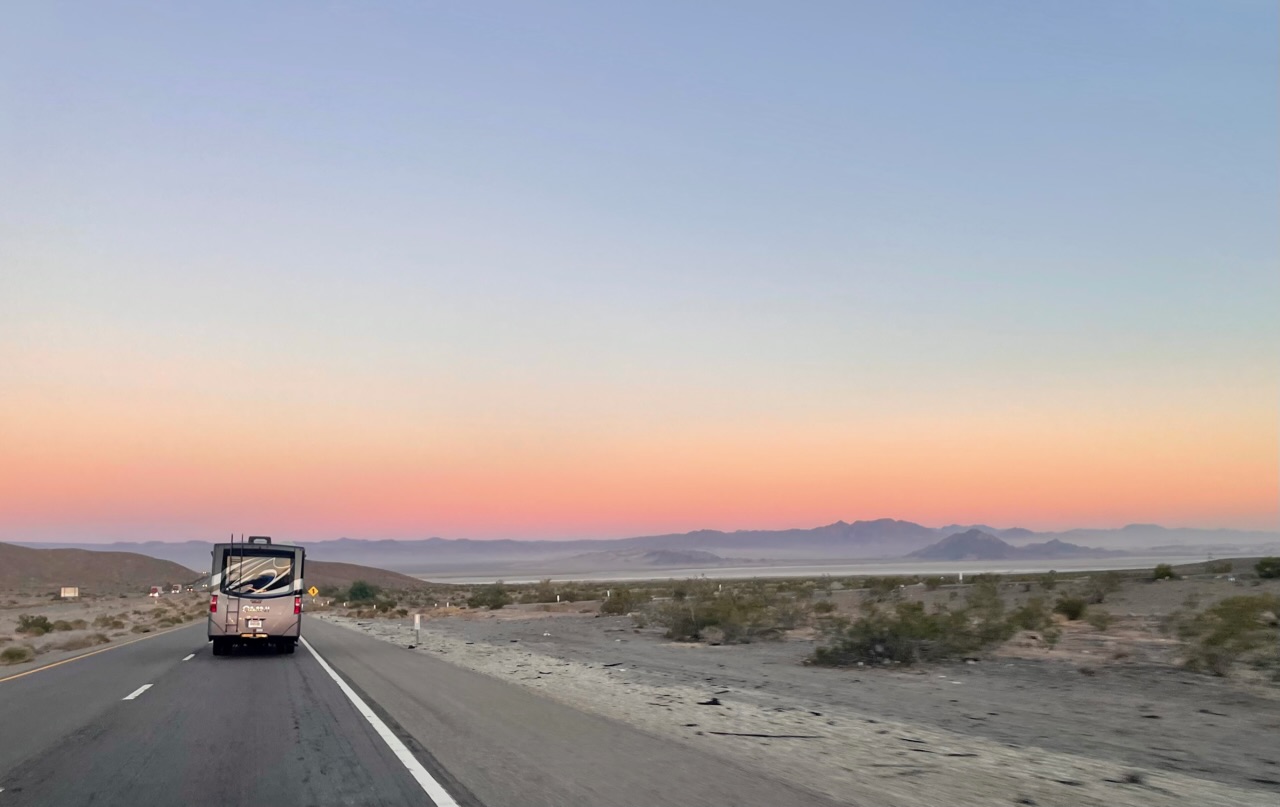 Paarse lucht en woestijn vanaf de snelweg