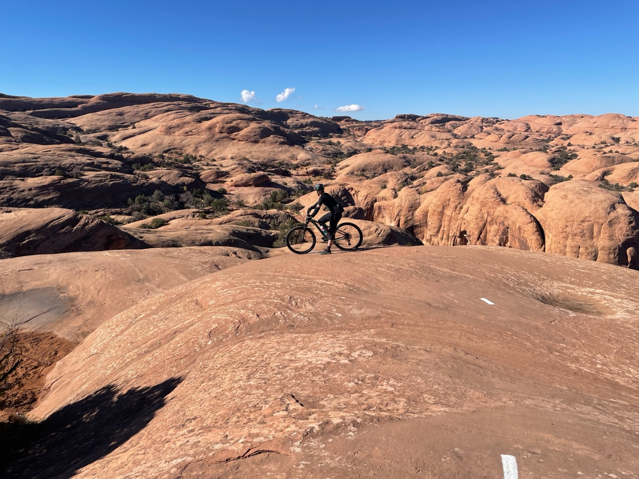 Ies kijkt uit over de rotsen