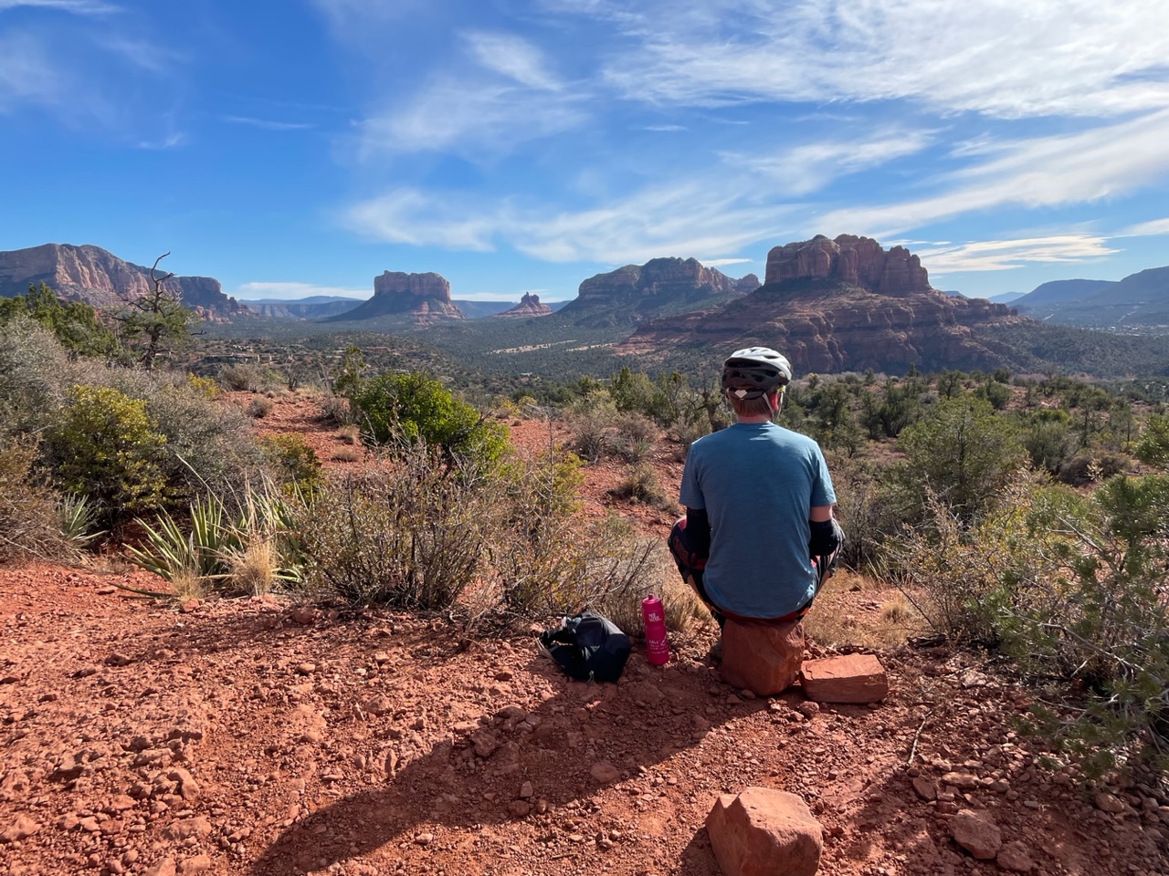 ro kijkt uit over het landschap