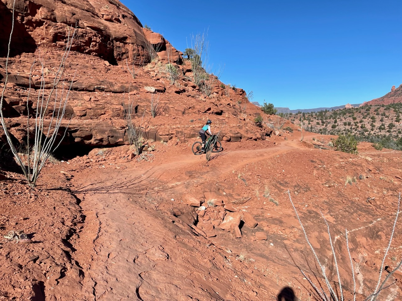 Ies rijdt over de rode stenen
