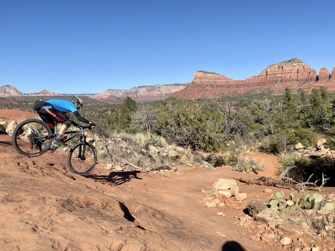 ro hangt wat ver naar achteren 